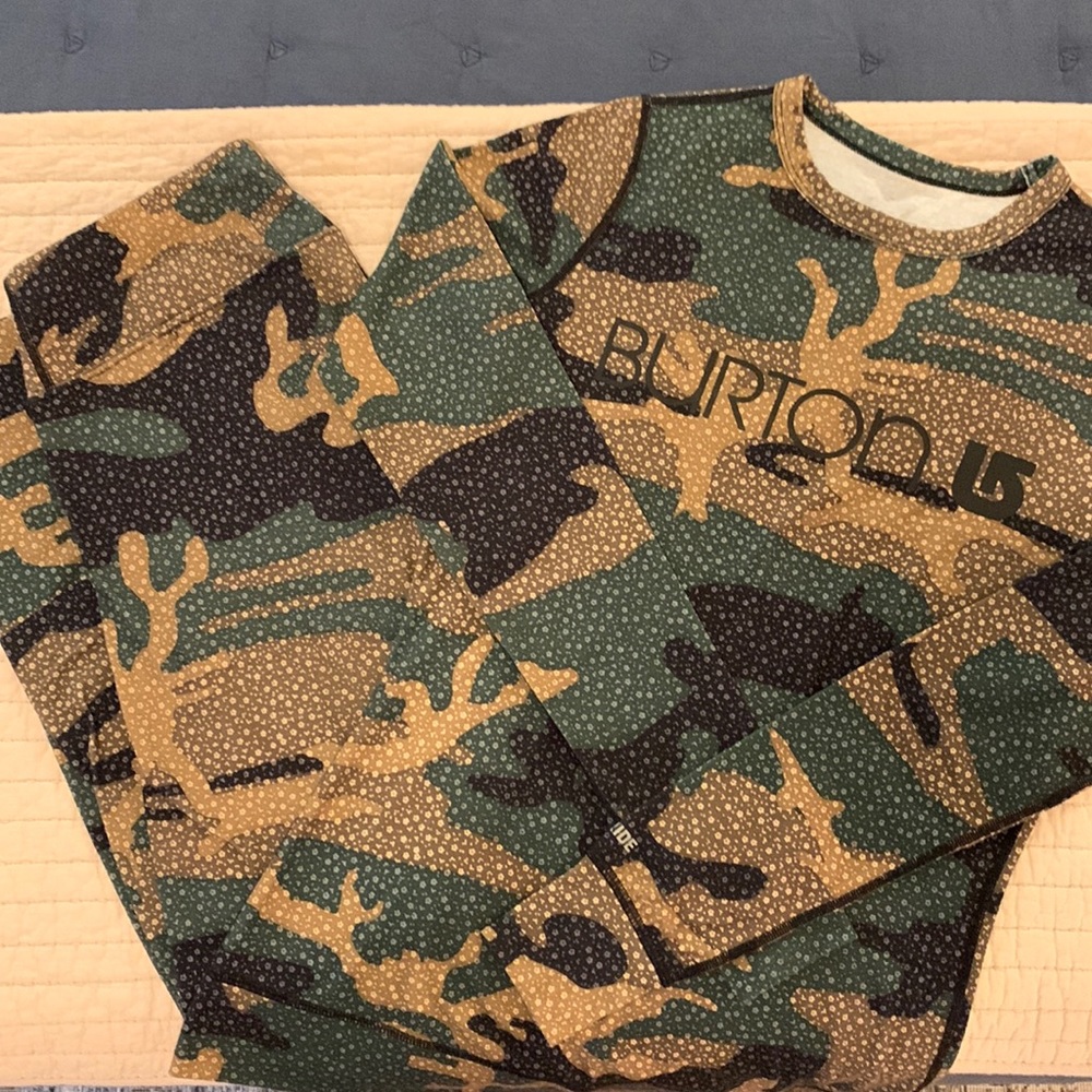 Burton Dry Ride camo base layer top/bottom. Excellent condition. 5⭐️Seller PA